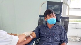 Anh Văn Sinh hiến máu cứu người giữa lúc dịch Covid-19 diễn biến phức tạp
