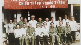 Các đại biểu dự Hội thảo chiến thắng Phước Thành do Bộ Tư lệnh Quân khu 7 và Tỉnh ủy Sông Bé tổ chức năm 1983. (Hàng ngồi, thứ 4 từ trái sang là Thượng tướng Trần Văn Trà, nguyên Tư lệnh Quân Giải phóng miền Nam)