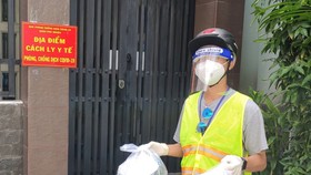 Nhân viên y tế phường 11 (quận Phú Nhuận, TPHCM) chuyển thuốc đến tận nhà người F0