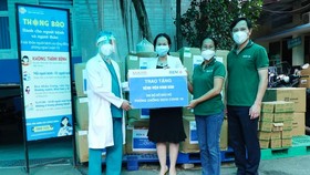 Tặng đồ bảo hộ y tế cho lực lượng phòng chống dịch Covid-19 tại TPHCM