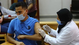 Nhân viên y tế tiêm vaccine phòng Covid-19 cho người dân tại Dakahlia, Ai Cập. Ảnh: THX/TTXVN