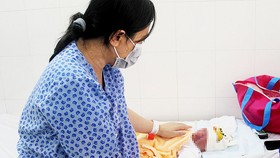 Cháu bé vừa chào đời đã mồ côi
