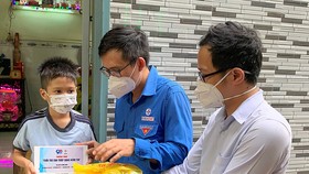 Chiếc máy tính bảng giúp em Võ Minh Tân có cơ hội theo kịp bạn bè trong năm học mới