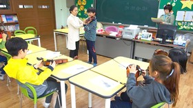 Giờ học nhạc tại một trường tiểu học đa văn hóa ở Hàn Quốc