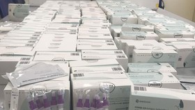 Khởi tố vụ vận chuyển trái phép bộ test nhanh Covid-19 qua biên giới