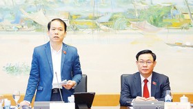 Đại biểu Hoàng Thanh Tùng phát biểu ý kiến về dự án Luật Kinh doanh bảo hiểm (sửa đổi)