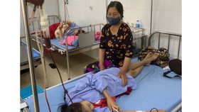 Bà Trần Thị Trúc chăm cháu Trần Thị Lan Hương đang điều trị, truyền máu tại Trung tâm Huyết học và Truyền máu (Bệnh viện đa khoa Thanh Hóa)