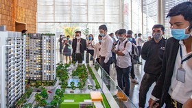 Người mua nhà và khách hàng đầu tư xem nhà mẫu của những dự án mới. Ảnh: HOÀNG HÙNG