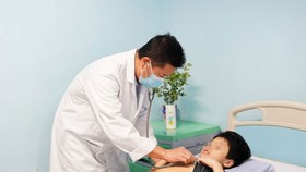 Bác sĩ Bệnh viện Nhi Trung ương thăm khám cho bệnh nhi bị viêm ruột thừa biến chứng