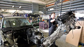 Tháo dỡ xe cũ tại xưởng tái chế của hãng BMW