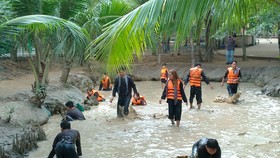 Du khách trải nghiệm du lịch vùng xanh tại xứ dừa Bến Tre
