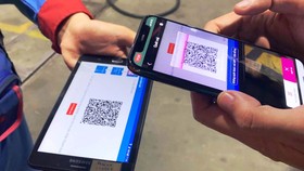 Khách hàng mua online và thanh toán không tiền mặt có xu hướng tăng