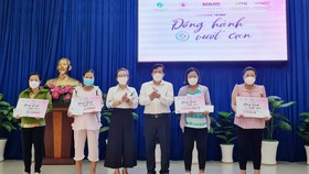 Ban Tổ chức chương trình Đồng hành vượt cạn trao hỗ trợ cho các thai phụ tại quận Tân Bình