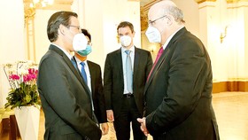 Chủ tịch UBND TPHCM Phan Văn Mãi tiếp Đại sứ Cộng hòa Áo Hans - Peter Glanze. Ảnh: VIỆT DŨNG