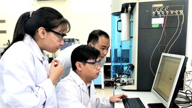 Cán bộ nghiên cứu đang làm việc tại Trung tâm Nghiên cứu Vật liệu cấu trúc Nano và phân tử (INOMAR) của ĐH Quốc gia TPHCM