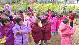 Các cô giáo Trường Mầm non xã Lâm Hóa, huyện Tuyên Hóa vận động xin áo ấm, chăn ấm cho học trò. Ảnh: MINH PHONG