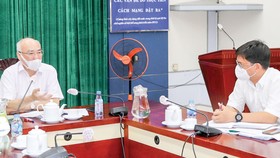 Trưởng ban Tuyên giáo Thành ủy TPHCM Phan Nguyễn Như Khuê trao đổi với lãnh đạo Quận ủy quận 5