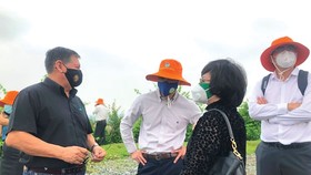 Ông Dương Văn Cường đang thuyết trình với đoàn tham quan