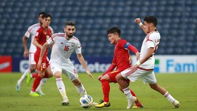 Quang Hải bị hậu vệ UAE kèm chặt từ đầu trận