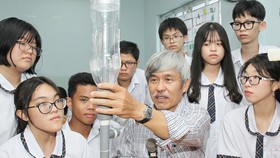 Thầy Phạm Đông Phương, giáo viên bộ môn Vật lý, Trường THPT Nam Kỳ Khởi Nghĩa (quận 11). Ảnh: HOÀNG HÙNG