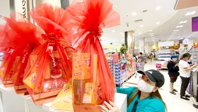 Chọn mua giỏ quà tết tại Aeon Tân Phú, TPHCM. Ảnh: CAO THĂNG