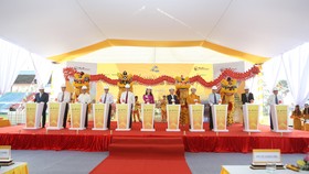 Ông Đỗ Quang Hiển, Chủ tịch HĐQT kiêm TGĐ Tập đoàn T&T Group và các đại biểu bấm nút khởi công dự án.
