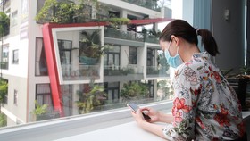Một số bạn trẻ thích “thế giới một mình” hơn là kết nối bên ngoài và tạo lập những mối quan hệ xã hội. Ảnh: DŨNG PHƯƠNG