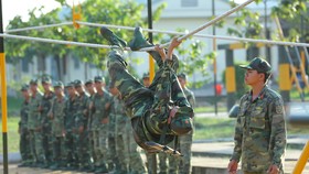 Chiến sĩ Trung đoàn 31 luyện tập vượt vật cản tổng hợp