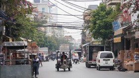Chỉ một đoạn đường ngắn La Phù ở xã La Phù nhưng san sát cơ sở sản xuất, kinh doanh bánh kẹo
