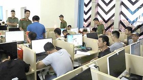 Lực lượng chức năng triệt phá một ổ nhóm tội phạm nước ngoài ở Việt Nam sử dụng công nghệ cao. Ảnh: CHÍ THẠCH