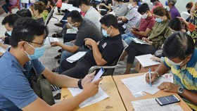 Người lao động đăng ký hưởng trợ cấp thất nghiệp tại Trung tâm Dịch vụ việc làm TPHCM. Ảnh: VIỆT DŨNG
