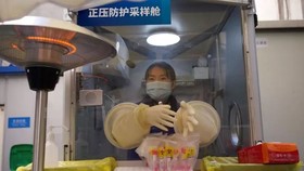 Nhật Bản yêu cầu Trung Quốc ngừng xét nghiệm Covid-19 theo cách “lạ”