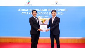 Ông Nguyễn Tuấn Anh, Phó TGĐ Sở Giao dịch Chứng khoán Hà Nội (HNX) trao chứng nhận đăng ký giao dịch cổ phiếu trên sàn Upcom cho SCG