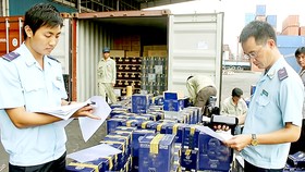Hải quan TPHCM kiểm tra hàng nhập khẩu qua cảng. Ảnh: CAO THĂNG
