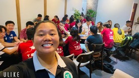 Một buổi sinh hoạt của các bạn tại một quán cà phê