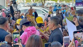 Nghệ sĩ được bao vây bởi fan cuồng (Ảnh trên một fanpage nghệ sĩ)