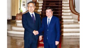 Chủ tịch UBND TPHCM Nguyễn Thành Phong tiếp Đại sứ Nhật Bản Yamada Takio. Ảnh: VIỆT DŨNG