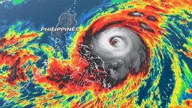 Philippines cảnh báo bão Surigae mạnh lên thành siêu bão