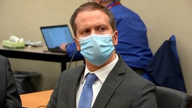 Cựu cảnh sát Derek Chauvin tại tòa. Nguồn: CNN