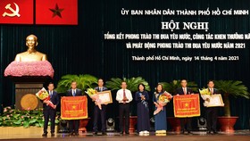 Đại diện Nhà máy nước Thủ Đức (bìa trái) nhận danh hiệu Anh hùng Lao động thời kỳ đổi mới