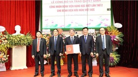 Trao Chứng chỉ toàn cầu của Hiệp hội phẫu thuật Hoàng gia Anh (The Royal College of Surgeons of England) cho BV Việt Đức. Ảnh: Bộ Y tế