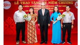 Các cặp vợ chồng cùng nhau làm việc trên 20 năm tại Vedan Việt Nam nhận hoa chúc mừng từ Tổng Giám đốc