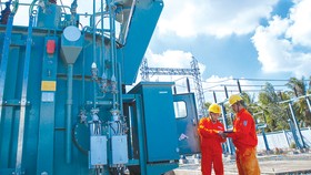 Tổng Công ty Điện lực miền Nam (EVNSPC) thường xuyên bảo dưỡng, sửa chữa đường dây cung cấp điện cho người dân toàn miền Nam
