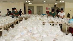 Các chiến sĩ bộ đội tỉnh Thừa Thiên - Huế chuẩn bị bữa trưa cho 531 công dân cách ly tại T4
