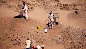 Các thợ mỏ làm việc ở Nam Phi. Ảnh: Guardian