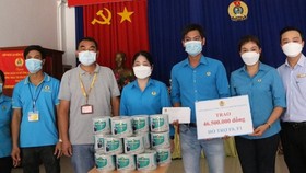 Liên đoàn Lao động Bình Dương hỗ trợ công nhân bị ảnh hưởng bởi dịch Covid-19