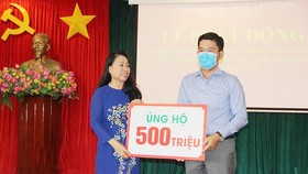 Đại diện Công ty Thành Phương trao 500 triệu đồng ủng hộ Quỹ phòng chống dịch Covid-19 của tỉnh Bình Phước