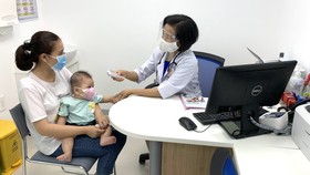 Phụ huynh đưa trẻ đi tiêm chủng mùa dịch sẽ được tư vấn sàng lọc kỹ nhằm đảm bảo phòng chống dịch