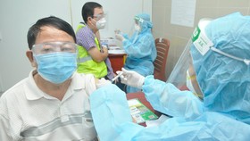 Người già có bệnh nền tim, huyết áp có nên tiêm vaccine Covid-19