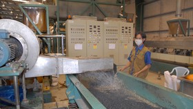 Xử lý chất thải nhựa tại Khu liên hợp xử lý chấy thải rắn Tây Bắc, Củ Chi. Ảnh: CAO THĂNG
